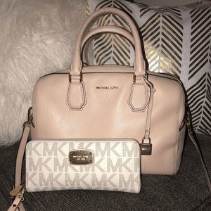 Large Grayson Michael Kors bag with wallet
